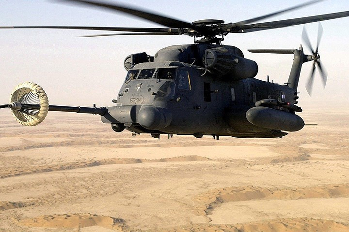 Máy bay trực thăng MH-53 (ảnh) đang được tiếp nhiên liệu từ máy bay MC-130E Combat Talon khi bay trên sa mạc Afghanistan vào năm 2001.
