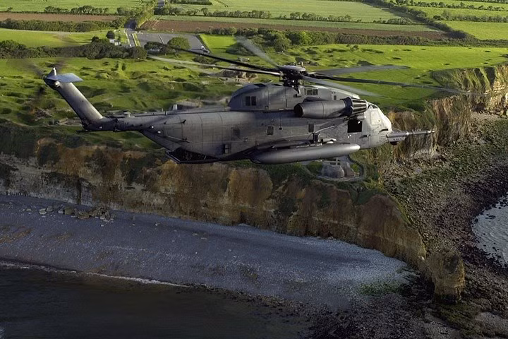 Trực thăng MH-53 bay trên vùng nông thôn Pháp. Phi cơ lên thẳng MH-53 được trang bị thiết bị hàng không điện tử hiện đại giúp máy bay dễ dàng bay qua vùng không phận đối phương ở độ cao nhỏ.