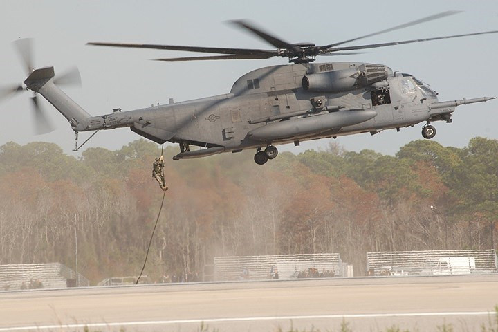 Màn tụt dây từ trực thăng MH-53 xuống.