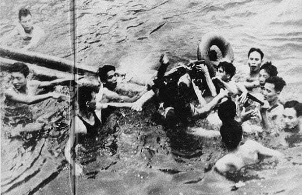 McCain từng tham chiến tại Việt Nam. Sau khi máy bay của ông bị bắn rơi, ông kể lại rằng: "Tôi tỉnh lại ngay trước khi rơi xuống hồ ở Hà Nội, họ gọi đó là Hồ Tây. Mũ bảo hiểm và mặt nạ oxy của tôi đều đã mất". Trong ảnh, dân quân Việt Nam cứu ông McCain khỏi hồ vào tháng 10/1967. Ảnh: Reuters.