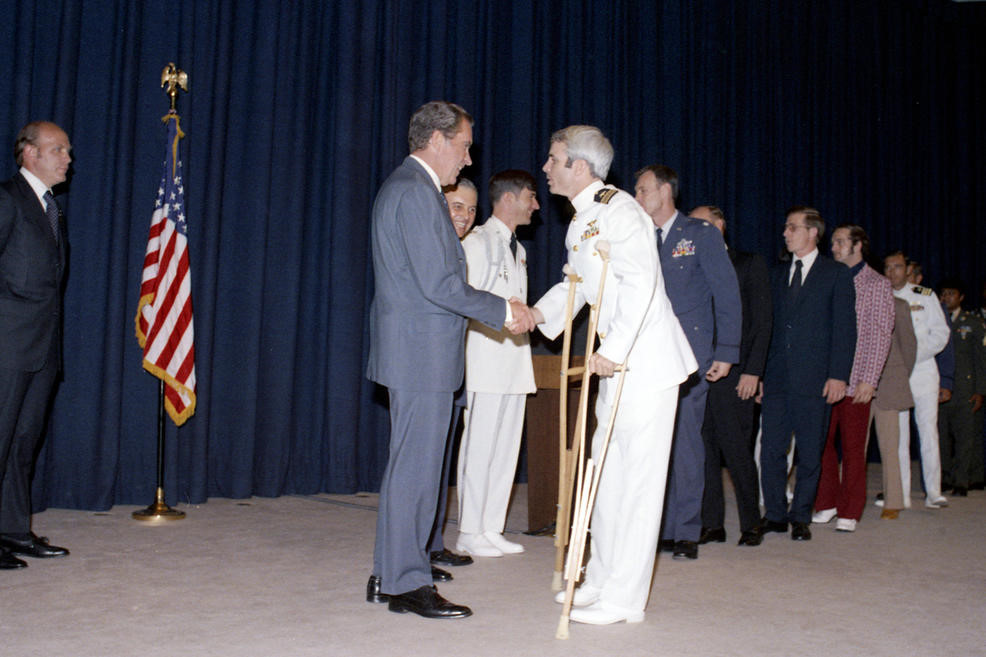 McCain là tù binh chiến tranh trong gần 6 năm. Trong nỗ lực đàm phán kết thúc chiến tranh Việt Nam, ông được trả tự do vào năm 1973. Trong ảnh, Tổng thống Richard Nixon chào đón McCain trở về quê hương. Ảnh: Reuters.