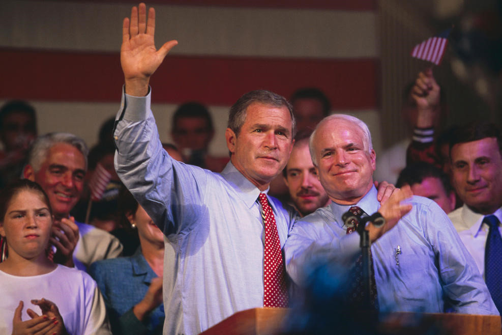 McCain là nghị sĩ của đảng Cộng hòa nhưng trong cả sự nghiệp chính trị của mình đã rất nhiều lần thể hiện những quan điểm trung lập, sẵn sàng đưa ra những quyết định khác với quan điểm của lãnh đạo đảng Cộng hòa khi ông thấy cần. Ông tranh cử tổng thống lần đầu năm 2000 nhưng thất bại trước George Bush trong cuộc đua sơ bộ đảng Cộng hòa. Ảnh: Getty.