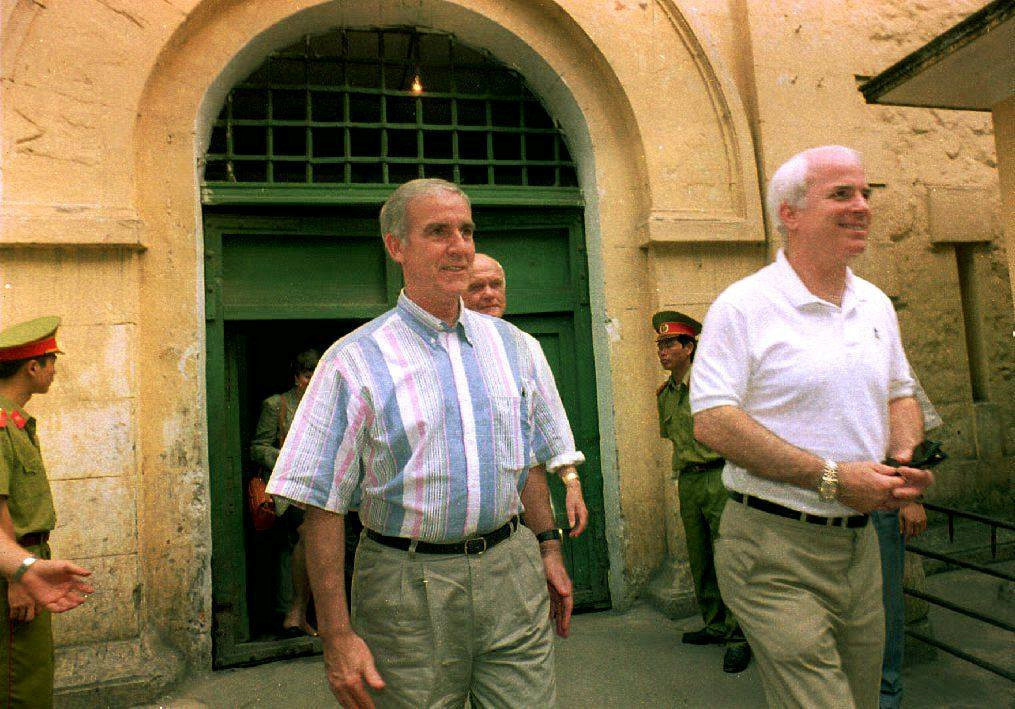 Năm 2000, kỷ niệm 25 năm kết thúc chiến tranh, ông đã quay lại thăm Việt Nam và nhà tù Hỏa Lò. Trong ảnh, McCain và Pete Peterson, đại sứ Mỹ đầu tiên tại Việt Nam sau chiến tranh, trong một lần trở lại Hỏa Lò. Ảnh: Getty.