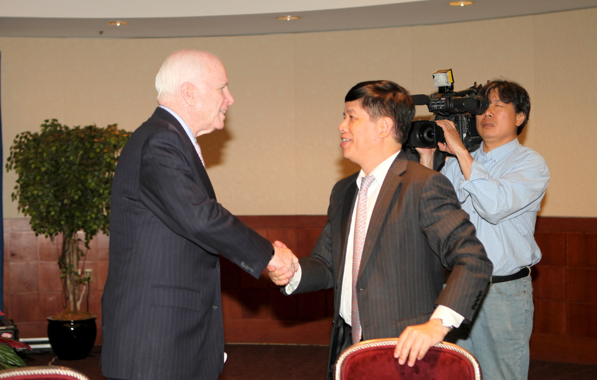 Ông John McCain và Đại sứ Việt Nam tại Mỹ Nguyễn Quốc Cường ở hội thảo về Biển Đông do CSIS tổ chức ngày 20/6/2011 . Viết trên Facebook cá nhân, Đại sứ Nguyễn Quốc Cường nhận xét: "Thượng nghị sĩ John McCain là một trong những biểu tượng và đã có những đóng góp quan trọng vào tiến trình bình thường hoá quan hệ giữa Việt Nam và Mỹ". Ảnh: Thanh Tuấn.