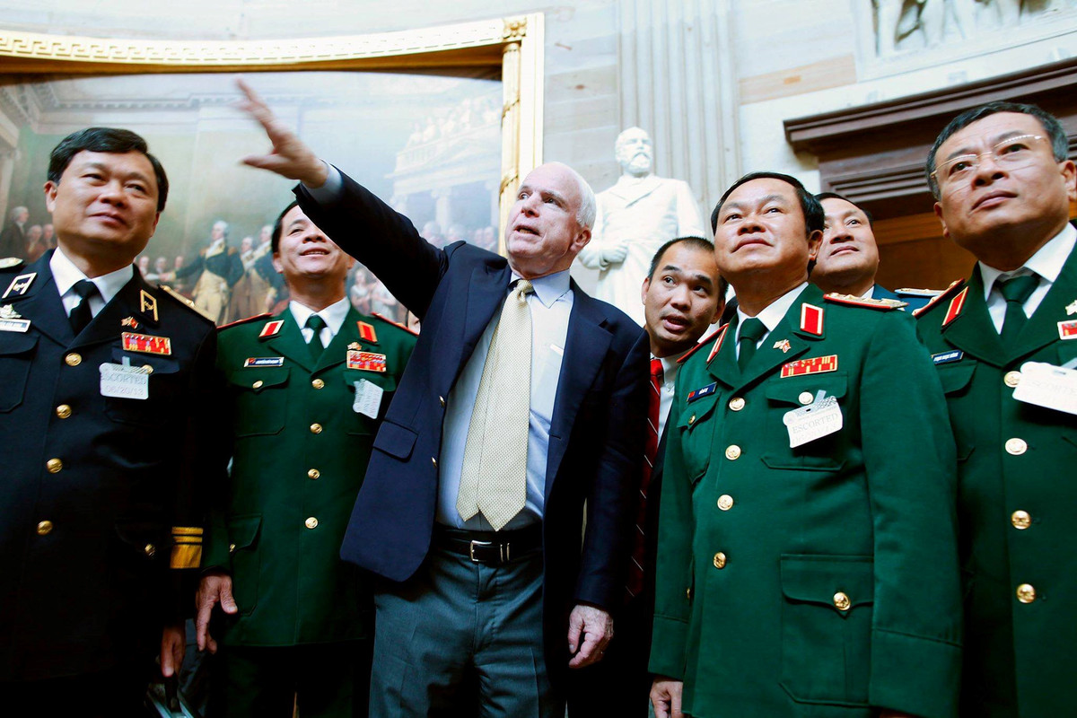 Ông John McCain với Thượng tướng Đỗ Bá Tỵ, Tổng tham mưu trưởng quân đội Việt Nam, trong chuyến thăm Quốc hội Mỹ tháng 6/2013. Ảnh: Reuters.