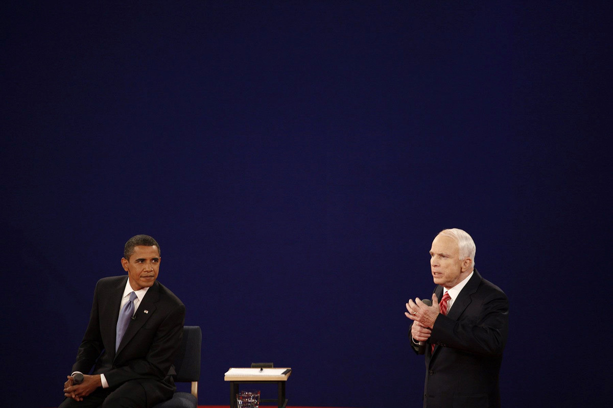 Năm 2008, ông tranh cử lần thứ hai nhưng cũng thất bại. Đối thủ của ông lúc đó là nghị sĩ đảng Dân chủ Barack Obama. Trong suốt những năm làm việc tại Thượng viện, ông được nghị sĩ cả hai đảng tôn trọng vì thường ủng hộ đối thoại văn minh và nhượng bộ giữa hai bên trong bối cảnh chính trị Mỹ ngày càng chia rẽ đảng phái sâu sắc. Ảnh: Getty.