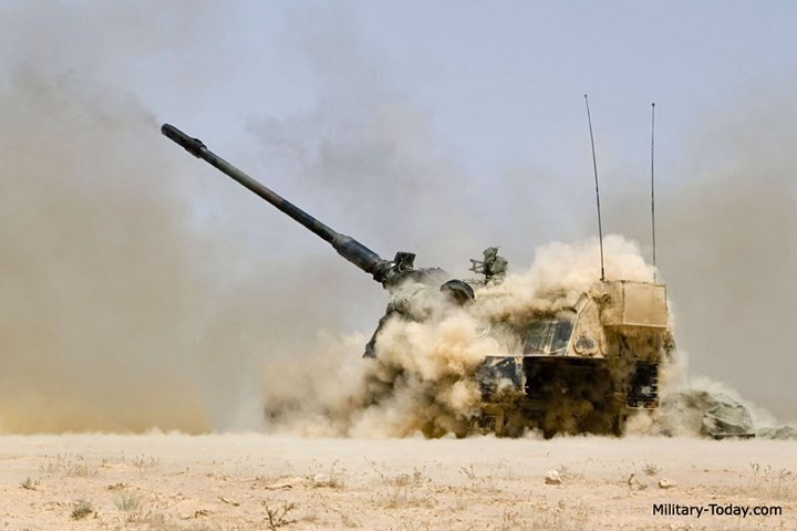 PzH-2000 sử dụng khung gầm xe tăng Leopard 2, trên đó lắp một tháp pháo xoay với pháo chính 155 mm/L52 (chiều dài nòng gấp 52 lần đường kính). Ảnh: military-today.