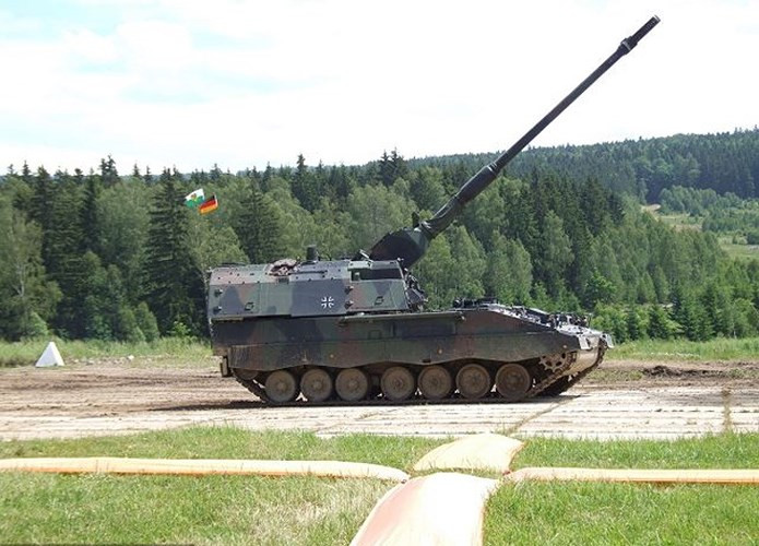 Để thực hiện phương thức này, PzH-2000 sẽ bắn 5 phát đạn ở các góc bắn khác nhau, từ cao đến thấp, đồng nghĩa với việc tất cả các viên đạn sẽ đến mục tiêu cùng lúc trong khoảng thời gian 1,5 giây kể từ điểm nổ đầu tiên. Ảnh: armyrecognition.