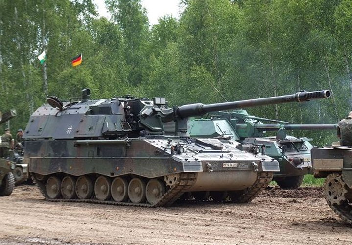 PzH-2000 mang theo cơ số 60 viên đạn pháo. Ảnh: armyrecognition.