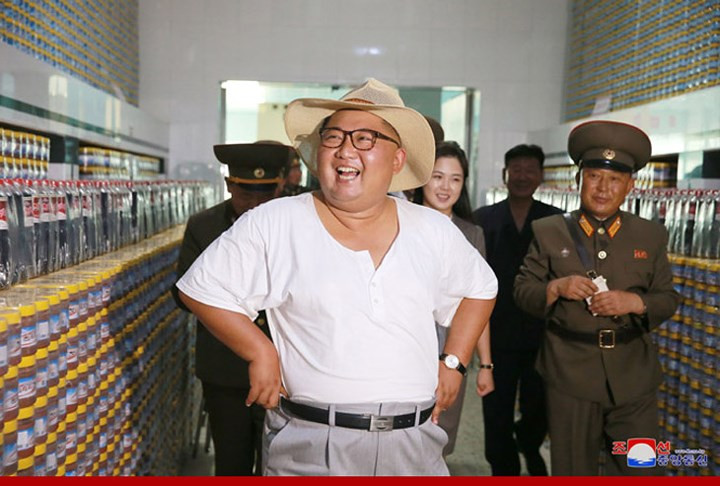 Việc nhà lãnh đạo Triều Tiên phải cởi bỏ áo ngoài được cho là do thời tiết Triều Tiên mùa này quá nóng.