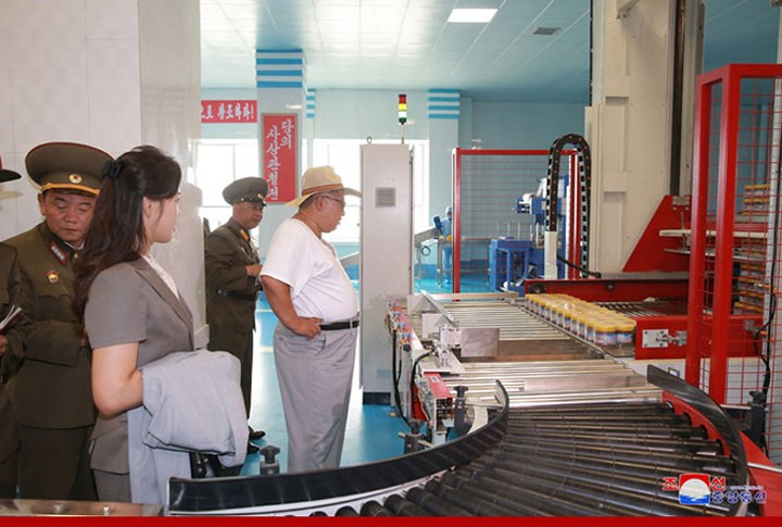 Không chỉ đa dạng về mặt hàng, nhà máy còn chú trọng đa dạng về mẫu mã, bao bì sản phẩm.