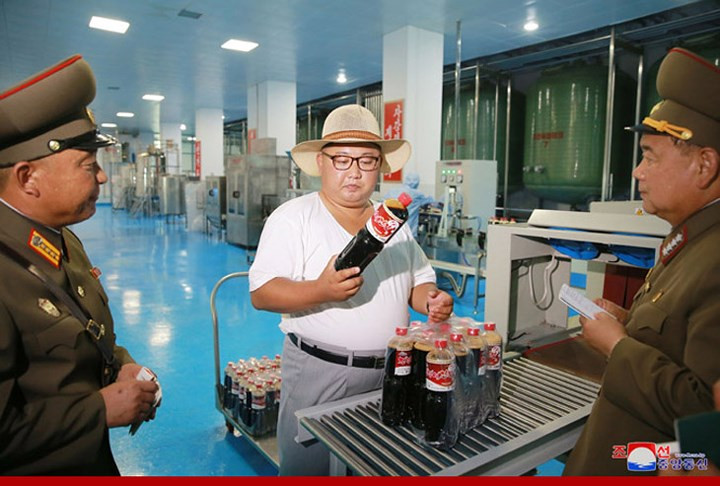 Ông Kim ngắm nhìn một sản phẩm của nhà máy chế biến cá Kumsanpho.