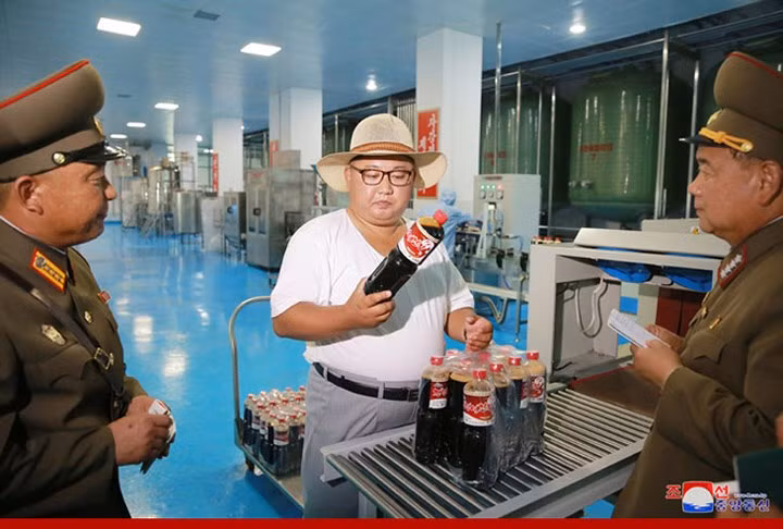 Ông Kim ngắm nhìn một sản phẩm của nhà máy chế biến cá Kumsanpho.