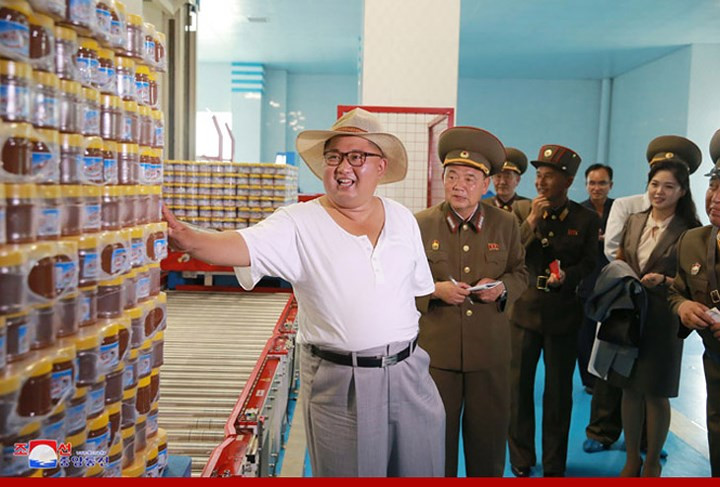 Nhà lãnh đạo Triều Tiên đánh giá cao sự đa dạng của sản phẩm do nhà máy sản xuất.