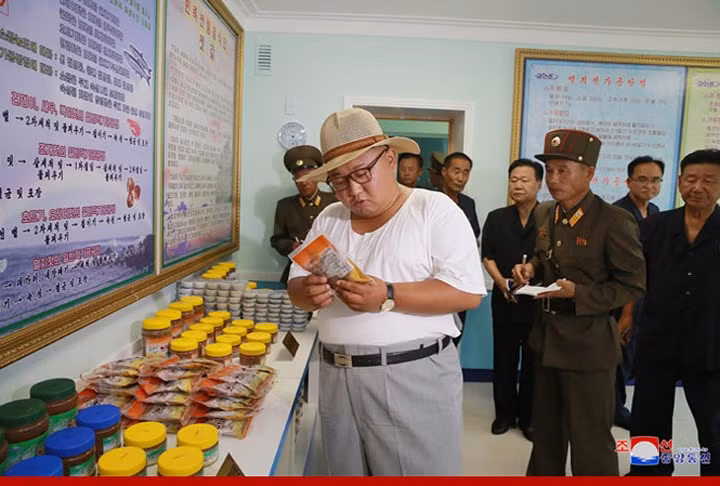 Mọi ý kiến chỉ đạo của ông Kim đều được những quan chức tháp tùng ghi chép cẩn thận.