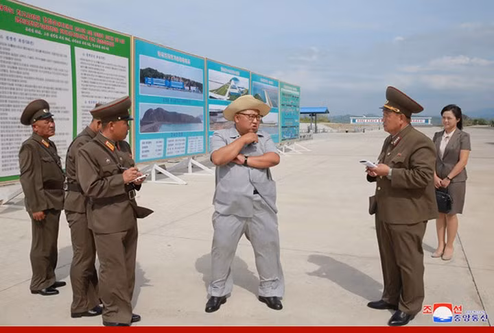 Ban đầu, nhà lãnh đạo Triều Tiên Kim Jong Un vẫn “đóng bộ” quen thuộc.