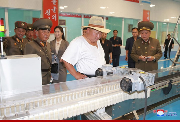 Ông Kim Jong Un chăm chú theo dõi quy trình sản xuất tại nhà máy chế biến cá Kumsanpho.