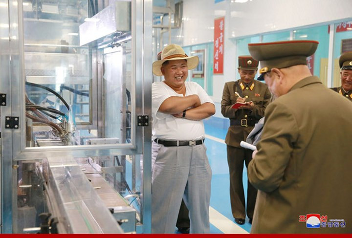 Nụ cười cho thấy sự hài lòng và thoải mái của ông Kim.