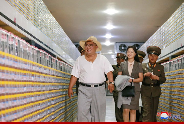 Bà Ri Sol Ju là người cầm áo cho chồng khi ông Kim tham quan nhà máy.