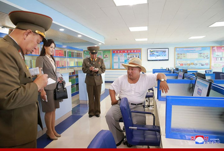 Bất ngờ không lâu sau đó, ông Kim đã cởi chiếc áo mặc bên ngoài, chỉ mặc chiếc áo lót màu trắng.