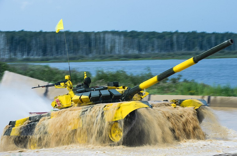 Xe tăng T-72B3 của Việt Nam hùng dũng lao lên dốc chướng ngại nước trong ngày thi đầu tiên, tốc độ trung bình của xe tăng chúng ta trong ngày thi này là 55km/h. Nguồn ảnh: tvzvezda.ru.