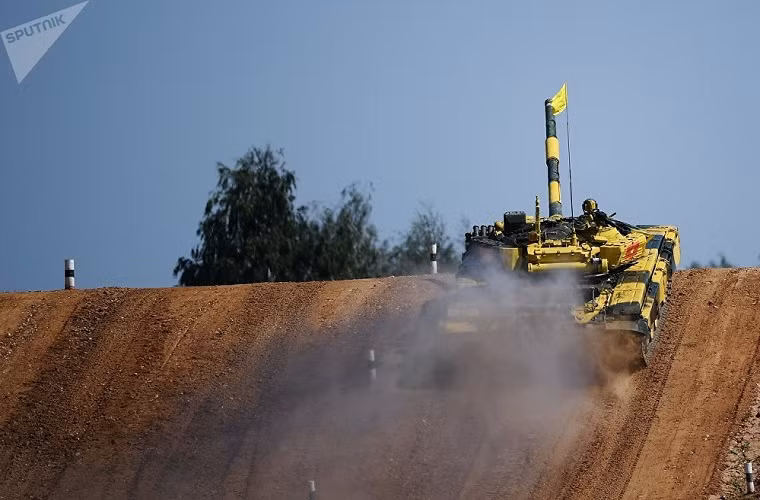 Ngoài thành tích các bài thi bắn không được tốt như mong đợi thì những chiếc xe tăng T-72B3 Việt Nam vẫn tự tin vượt qua được hết các đoạn đường chướng ngại khó trên thao trường Alabino. Nguồn ảnh: Sputnik.