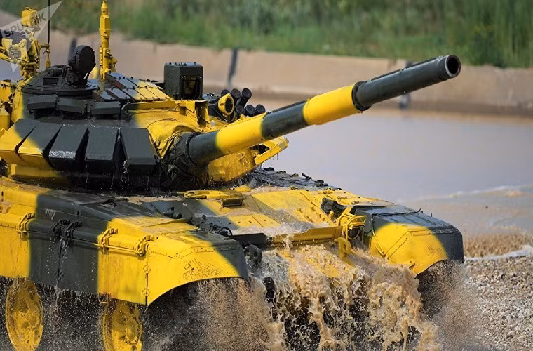 Xe tăng T-72B3 của kíp lái số 1 Việt Nam trong ngày thi đầu tiên của đội tuyển tại Tank Biathlon hôm 29/7. Nguồn ảnh: Sputnik.