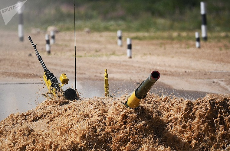 Trong ảnh là xe tăng T-72B3 Việt Nam vượt chướng ngại nước trong ngày thi hôm 29/7. Nguồn ảnh: Sputnik.