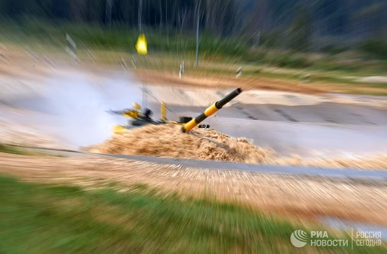 Điều này cho thấy các kíp lái của chúng ta vẫn chưa thực sự làm quen với cách điều khiển T-72B3 dẫn tới nhiều tình huống không đáng có làm kéo dài thêm thời gian thực hiện phần thi của mình. Nguồn ảnh: RIA.