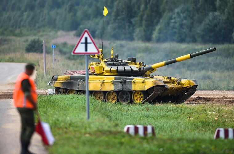 Những chiếc xe tăng T-72B3 của Nga được trang bị động cơ diesel có công suất 1.130 mã lực cho phép cỗ máy 45 tấn này di chuyển với vận tốc lên đến gần 70km/h, cùng khả năng cơ vượt trội hơn hẳn so với các dòng xe tăng cùng loại của phương Tây. Nguồn ảnh: tvzvezda.ru.