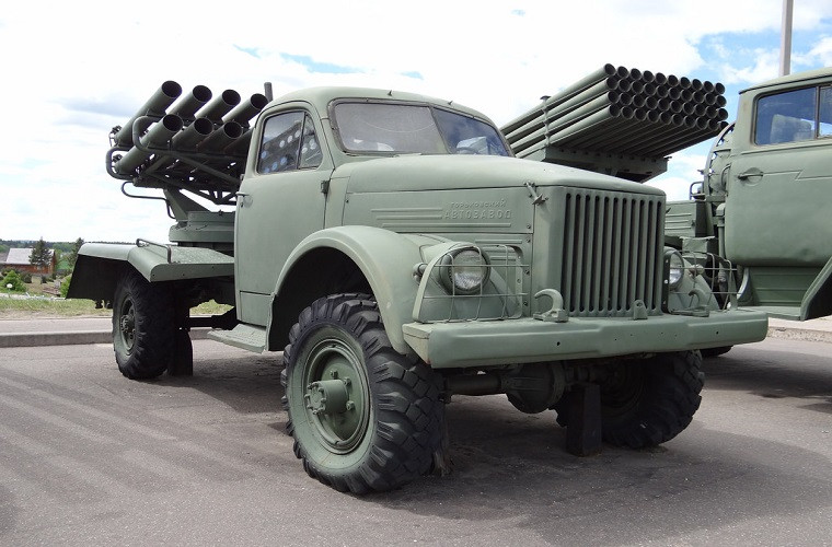 Theo đó mẫu pháo pháo phản lực phóng loạt có cỡ nòng lớn nhất Việt Nam hiện tại được xác định là BM-14 với cỡ nòng lên đến 140mm, trong khi đó BM-21 “Grad” chỉ 122mm còn BM-13 “Katyusha” chỉ 132mm. Tuy nhiên, dù sở hữu cỡ nòng lớn nhất thế nhưng BM-14 không phải là mẫu pháo phản lực mạnh nhất của pháo binh Việt Nam. Nguồn ảnh: Skitmeister.