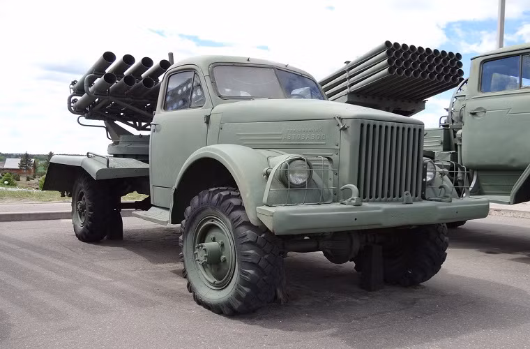 Theo đó mẫu pháo pháo phản lực phóng loạt có cỡ nòng lớn nhất Việt Nam hiện tại được xác định là BM-14 với cỡ nòng lên đến 140mm, trong khi đó BM-21 “Grad” chỉ 122mm còn BM-13 “Katyusha” chỉ 132mm. Tuy nhiên, dù sở hữu cỡ nòng lớn nhất thế nhưng BM-14 không phải là mẫu pháo phản lực mạnh nhất của pháo binh Việt Nam. Nguồn ảnh: Skitmeister.