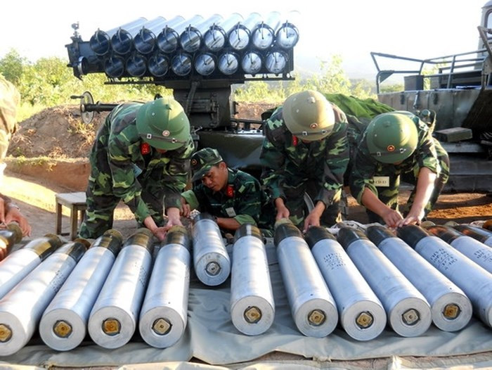 Về cơ bản các biến thể này chỉ khác nhau ở khung gầm đặc chủng, trong khi đó ở cụm ống phóng rocket chúng vẫn được trang bị giàn phóng 16 nòng, cỡ đạn 140mm. Mỗi quả đạn rocket BM-14 nặng khoảng 40 kg, đạt tầm bắn khoảng 10km. Nguồn ảnh: Báo Bình Định.