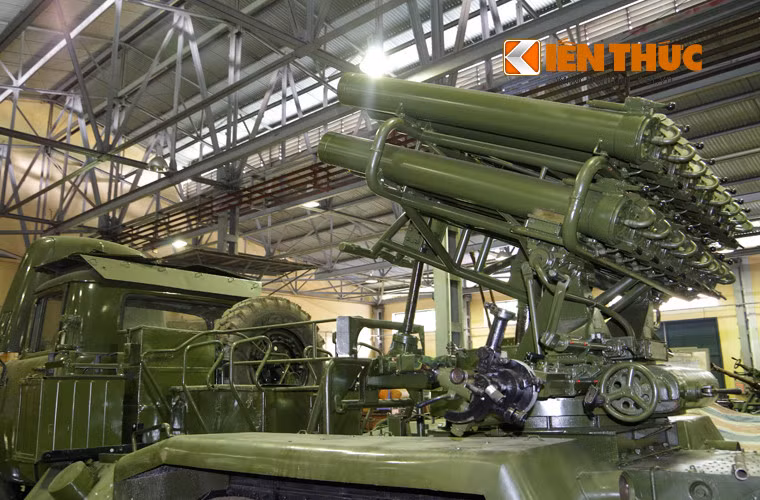 Pháo phản lực phóng loạt BM-14 được sơn mới tinh sau khi nhập “viện” ở nhà máy Z133 sau gần 50 năm hoạt động.