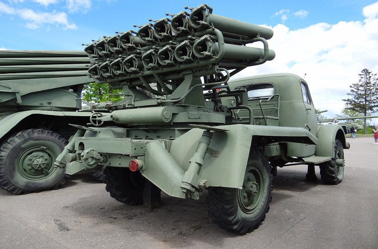 Quân đội Liên Xô bắt đầu đưa vào trang bị BM-14 từ đầu những năm 1950 và loại vũ khí này cũng dẫn trở nên phổ biến trong quân đội các nước XHCN sau đó. Bản thân BM-14 xuất hiện ở Việt Nam trong những năm 1960 – 1970 trong giai đoạn chiến tranh ác liệt nhất. Nguồn ảnh: Skitmeister.