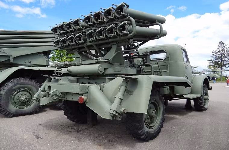 Quân đội Liên Xô bắt đầu đưa vào trang bị BM-14 từ đầu những năm 1950 và loại vũ khí này cũng dẫn trở nên phổ biến trong quân đội các nước XHCN sau đó. Bản thân BM-14 xuất hiện ở Việt Nam trong những năm 1960 – 1970 trong giai đoạn chiến tranh ác liệt nhất. Nguồn ảnh: Skitmeister.