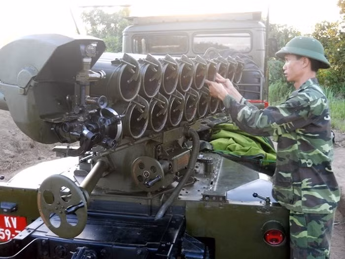 Hiện tại, pháo binh Việt Nam được trang bị ít nhất hai biến thể BM-14 gồm BM-14MM (2B2R) trên khung gầm xe tải bánh lốp đặc chủng ZIL-131, và một biến thể khác là BM-14-17M (8U35M) trên khung gầm xe tải bánh lốp đặc chủng GAZ-66. Nguồn ảnh: Báo Bình Định.
