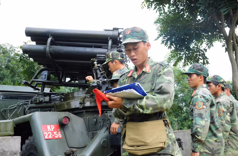 Để vận hành một tổ hợp pháo phản lực BM-14 cần tới tổ đội lên đến 6 người và quá trình nạp đạn và dẫn bắn đều được thực hiện thủ công. Bản thân tổ hợp này cũng có khả năng được tự động hóa như BM-21 hoặc tích hợp các công nghệ dẫn bắn hiện đại hơn, tuy nhiên đạn rocket 140mm của BM-14 rất khó có thể nâng cấp mang theo đầu dẫn tự động. Nguồn ảnh: Báo Quân khu 7.