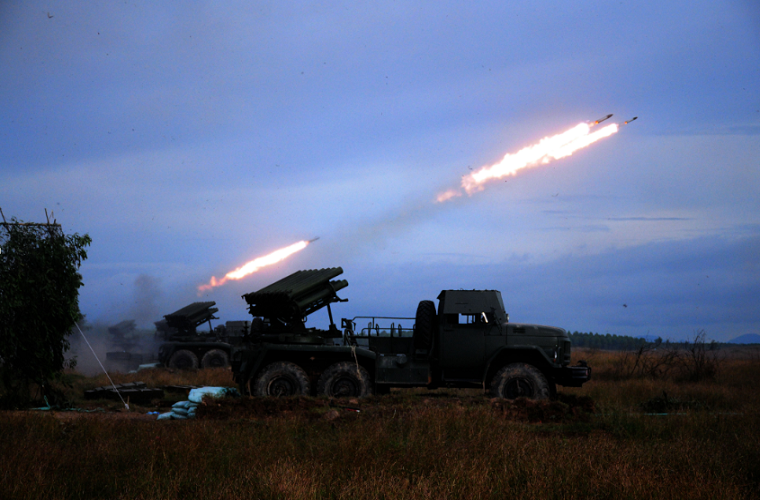 Ở BM-14 biến thể nâng cấp của Việt Nam, tầm bắn giảm xuống khoảng 8.000 m (so với nguyên bản) nhưng độ chính xác cao hơn. Mặt khác, BM-14 phiên bản gốc chỉ phóng lần lượt từng quả một, còn pháo cải tiến có thể phóng loạt đạn nhờ một hệ thống điện điểm hỏa.