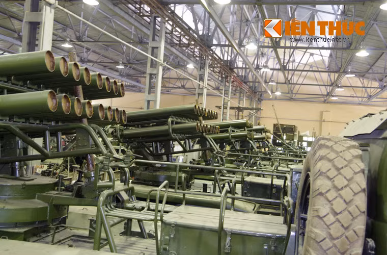 Cận cảnh dàn tổ hợp pháo phản lực BM-14 mới cứng tại nhà máy Z133 nơi chuyên nâng cấp, sửa chữa các loại vũ khí cho pháo binh Việt Nam.