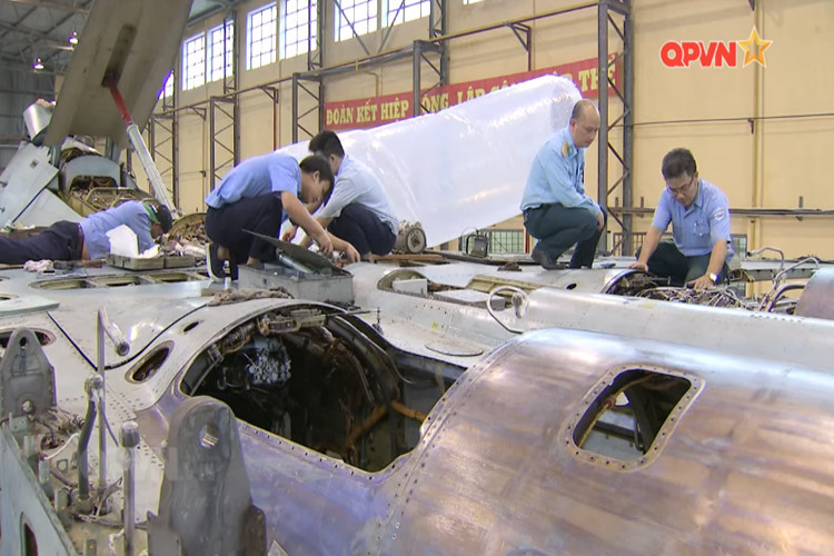 Hiện tại phi đội 18 chiếc Su-30MKM mà RMAF mua từ Nga thì chỉ có 4 máy bay là hoạt động được trong khi 14 chiếc khác phải nằm đất do gặp khó khăn trong công tác bảo dưỡng. Ảnh: QPVN.