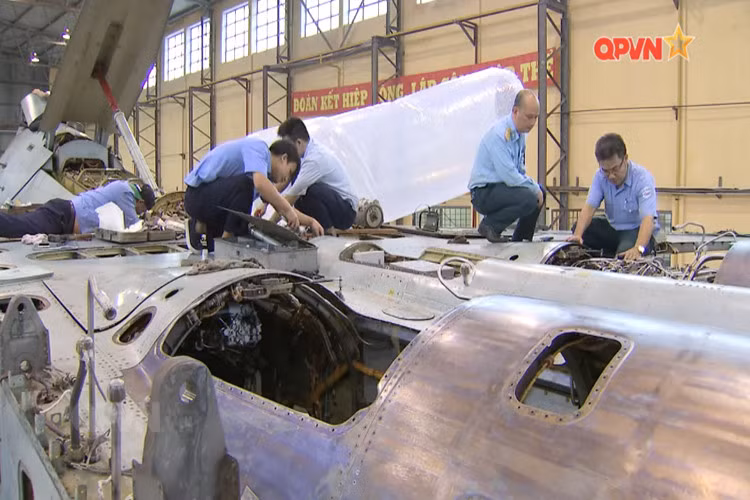 Hiện tại phi đội 18 chiếc Su-30MKM mà RMAF mua từ Nga thì chỉ có 4 máy bay là hoạt động được trong khi 14 chiếc khác phải nằm đất do gặp khó khăn trong công tác bảo dưỡng. Ảnh: QPVN.