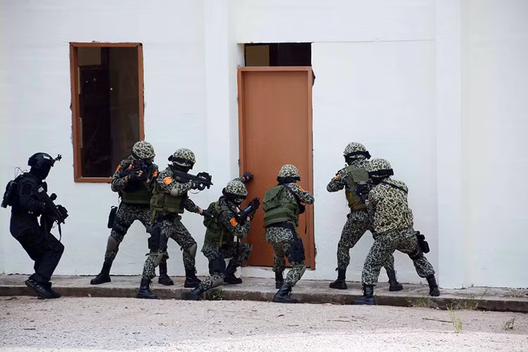 Bên cạnh việc đưa trao đổi kinh nghiệm cũng như các nghiệp vụ an ninh với đặc nhiệm các nước tham dự ADMM+, Đặc công Việt Nam còn được tận tay thử nghiệm tiểu liên P90 do nước chủ nhà Singapore cung cấp. FN P90 cũng là một trong những vũ khí tiêu chuẩn của Lực lượng Đặc nhiệm Singapore. Nguồn ảnh: Tuổi Trẻ.