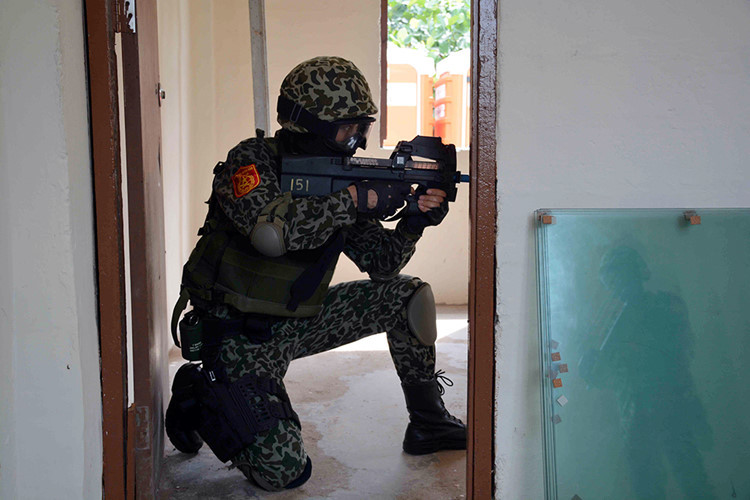 Về FN P90 đây là loại súng phòng vệ cá nhân (PDW) được phát triển vào cuối những năm 1980 bởi Fabrique Nationale (FN) Herstal của Bỉ. P90 được sản xuất với mục đích là để trang bị cho lực lượng quân nhu, nhân viên hỗ trợ, lính lái xe tăng cũng như pháo binh. Cùng với thời gian P90 dẫn trở nên phổ biến trong lực lượng đặc nhiệm các nước vì độ tiện lợi của nó, nhất là trong tác chiến ở môi trường đô thị. Nguồn ảnh: Tuổi Trẻ.