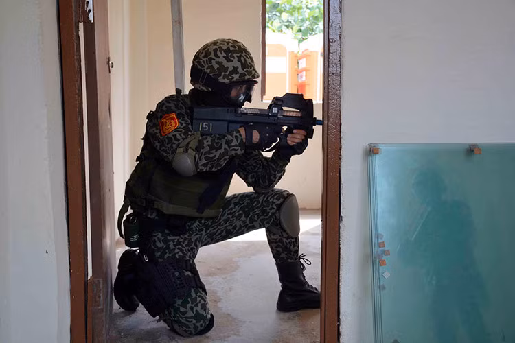 Về FN P90 đây là loại súng phòng vệ cá nhân (PDW) được phát triển vào cuối những năm 1980 bởi Fabrique Nationale (FN) Herstal của Bỉ. P90 được sản xuất với mục đích là để trang bị cho lực lượng quân nhu, nhân viên hỗ trợ, lính lái xe tăng cũng như pháo binh. Cùng với thời gian P90 dẫn trở nên phổ biến trong lực lượng đặc nhiệm các nước vì độ tiện lợi của nó, nhất là trong tác chiến ở môi trường đô thị. Nguồn ảnh: Tuổi Trẻ.