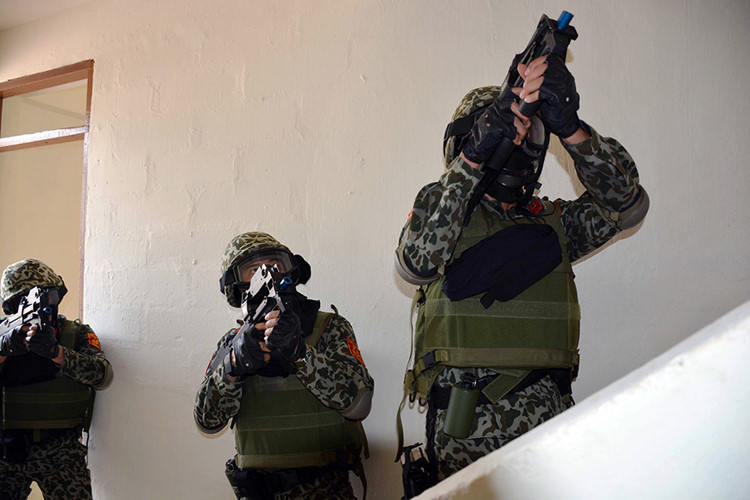 Tại thời điểm ra đời, P90 được coi như một vũ khí thế hệ mới, một bước đột phá về chế tạo súng tiểu liên lúc bấy giờ. Đây là vũ khí cá nhân đầu tiên xóa nhòa khoảng cách giữa những khẩu tiểu liên và súng trường tấn công. Nguồn ảnh: Tuổi Trẻ.