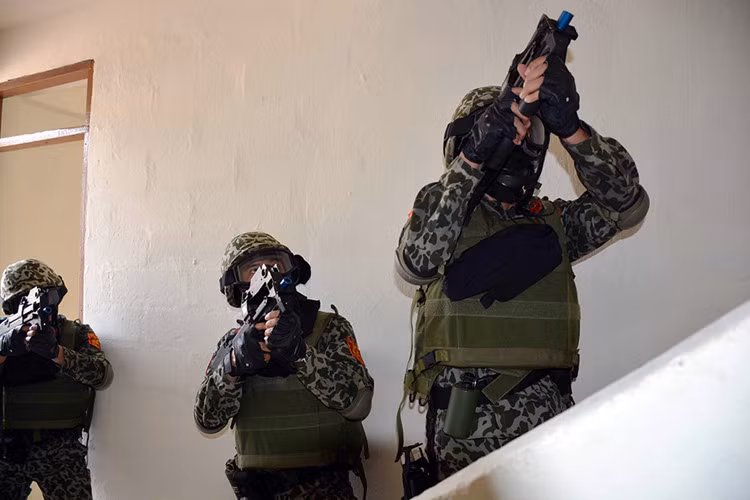 Tại thời điểm ra đời, P90 được coi như một vũ khí thế hệ mới, một bước đột phá về chế tạo súng tiểu liên lúc bấy giờ. Đây là vũ khí cá nhân đầu tiên xóa nhòa khoảng cách giữa những khẩu tiểu liên và súng trường tấn công. Nguồn ảnh: Tuổi Trẻ.