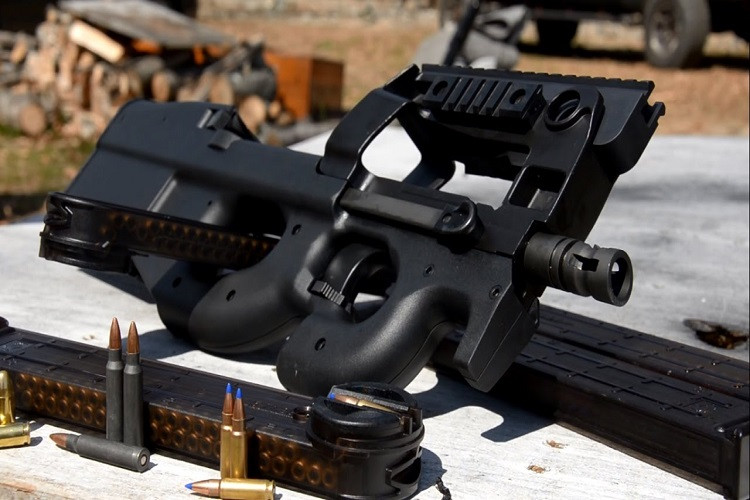 Đa số các bộ phận của P90 được làm bằng Polymer (vật liệu tổng hợp) cao phân tử và được gia cố kim loại ở những vị trí cần thiết, súng được thiết kế để bắn thuận cả hai tay. Phần báng của P90 không tách rời thân súng để tiết kiệm không gian, điều này cho phép chiều dài tổng thể của súng chỉ còn 500mm và chỉ nặng khoảng 2.5kg. Nguồn ảnh: blogspot.com.