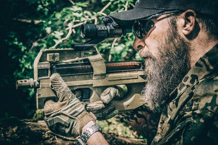 Với cơ chế nạp đạn bằng phản lực bắn và thoi nạp đạn đóng kín, P90 sử dụng loại đạn đặc biệt 5,7x28 mm như một biến thể thu nhỏ của loại đạn tiêu chuẩn 5,56 x45 mm NATO. Loại đạn mới này có đầu nhọn và động năng cao, giúp tăng khả năng xuyên giáp so với một loại đạn tiểu liên phổ biến khác là 9x19 mm Parabellum. Từ cự ly 100m, đầu đạn có thể xuyên thủng mũ giáp tiêu chuẩn của quân đội Mỹ. Nguồn ảnh: militaria-blog.