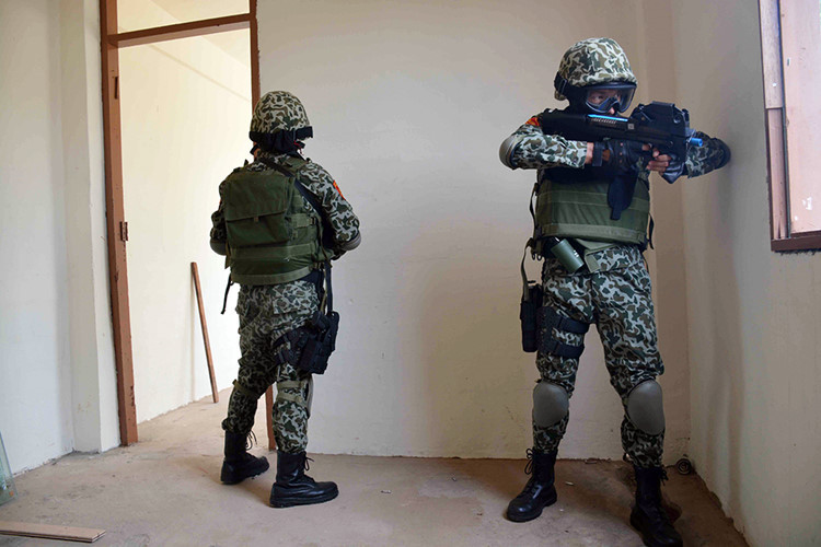 Trong đợt diễn tập ADMM+ 2016, các chiến đấu viên đại diện cho Đặc công Việt Nam đã thể hiện được bản lĩnh tuyệt vời của mình khi có thể làm quen với trang bị mới chỉ trong một thời gian ngắn và sử dụng chúng hiệu quả trong các tình huống giả định trong diễn tập. Điều này cũng cho thấy, FN P90 là một mẫu vũ khí không kén người dùng và đáng tin cậy. Nguồn ảnh: Tuổi Trẻ.